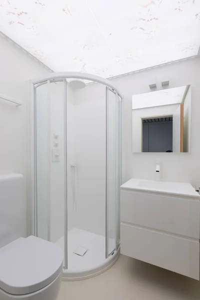 Minimale Salle Bain Blanche Avec Lavabo Douche Personne Intérieur — Photo