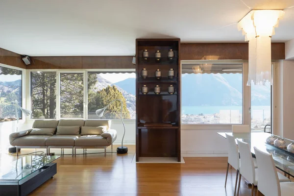 Wohnzimmer Mit Lackierten Holzmöbeln Und Fenster Mit Seeblick Niemand Drinnen — Stockfoto