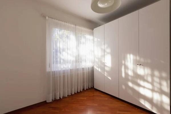 Chambre Vide Avec Fenêtre Rideau Parquet Personne Intérieur — Photo