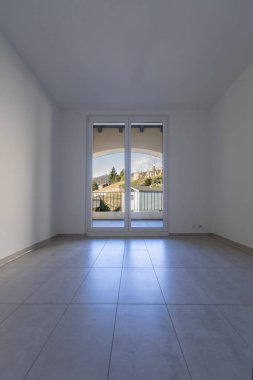 Boş oda pencere ve beyaz duvar ile. İçeride kimse yok