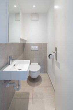 Güzel banyo iç. Modern stil, tüm beyaz. 
