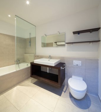 Güzel banyo iç. Modern stil, tüm beyaz. 