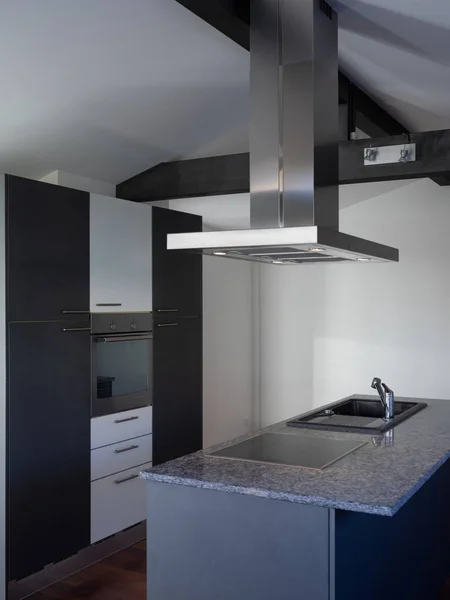 Moderna Isola Cucina Appartamento Ristrutturato Con Pavimento Legno Colore Scuro — Foto Stock