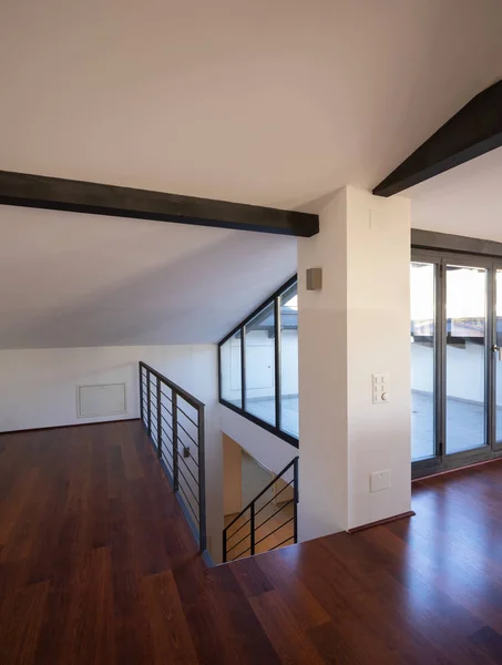 现代公寓的细节与镶木地板 窗户和楼梯 — 图库照片