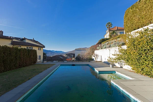 Exterior Invierno Hermosa Luz Una Gran Piscina Con Agua Suiza — Foto de Stock