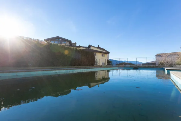 冬の間 美しい光の外観では 水で大きなプールを参照してください スイス — ストック写真