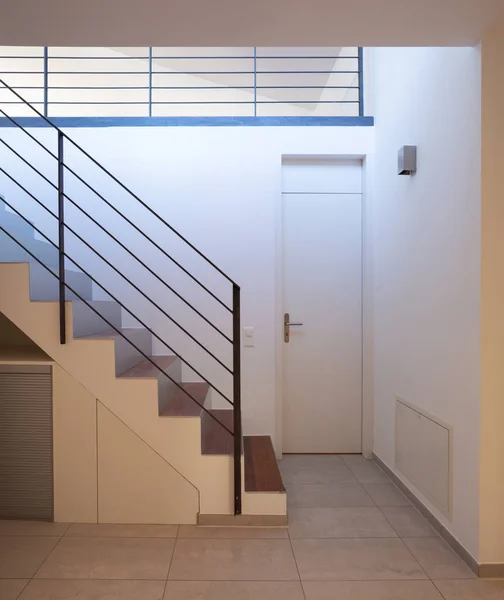 Entrada Con Una Escalera Hay Nadie Todas Las Paredes Son — Foto de Stock