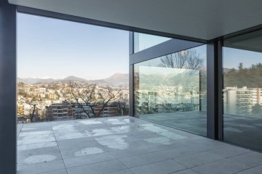 Modern cam Sarayı Teras şehir ve Lake Lugano manzaralı. Güneşli gün