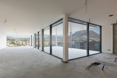 Yapım aşamasında şehir manzaralı lüks daire. İçeride, beton zemin kimse yok