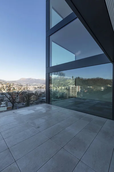 Moderne Glaspalastterrasse Mit Blick Auf Die Stadt Und Den Luganersee — Stockfoto