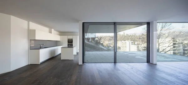 Pemandangan Depan Dari Dapur Putih Modern Dengan Jendela Besar Dan — Stok Foto