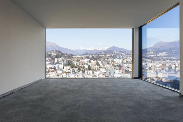 建設中の街を見下ろす高級マンション 誰も内部では コンクリートの床 — ストック写真
