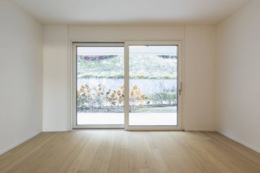 Parke ve Bahçe Manzaralı penceresi boş oda. İçeride kimse yok