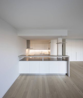 Büyük başlık ve parke ile modern mutfak. İçeride kimse yok