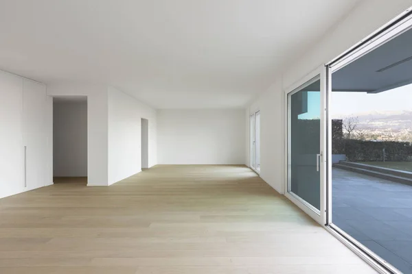 Beyaz Duvarları Parke Dağ Manzaralı Pencereler Ile Modern Oturma Odası — Stok fotoğraf
