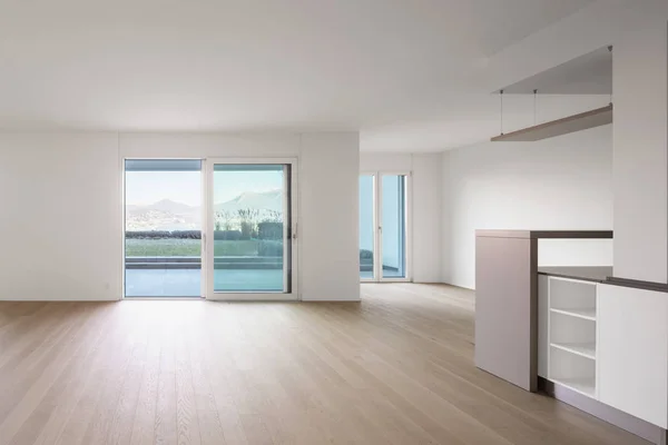 Moderno Salón Con Paredes Blancas Parquet Ventanas Con Vistas Montaña — Foto de Stock