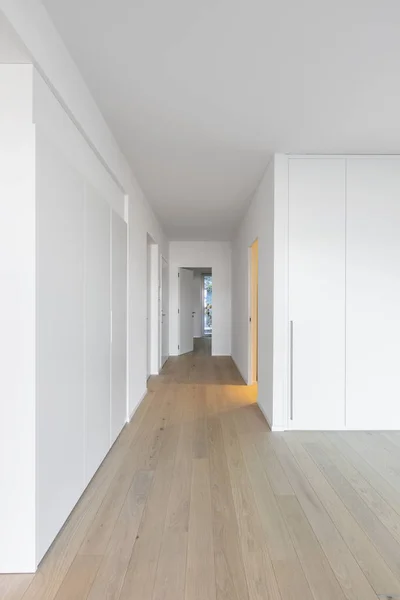 Corridor with built-in wardrobes, white walls and parquet. Nobody inside — Stock Image Corridor Built Wardrobes White Walls Parquet Nobody Stock Image