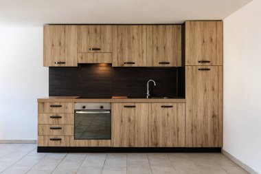 Modern ahşap mutfak beyaz duvarlı dairede. Sıcak ve alanı Kopyala