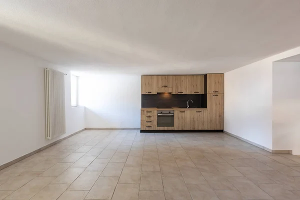 公寓内设有现代化的木制厨房 配有白色墙壁 温暖和复印空间 — 图库照片