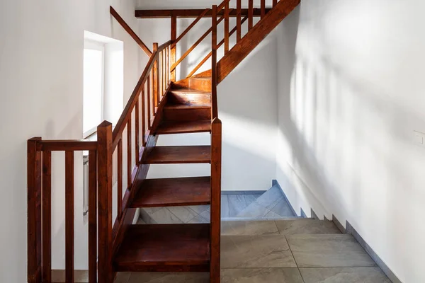 Casa Renovada Com Escadas Madeira Ninguém Dentro — Fotografia de Stock