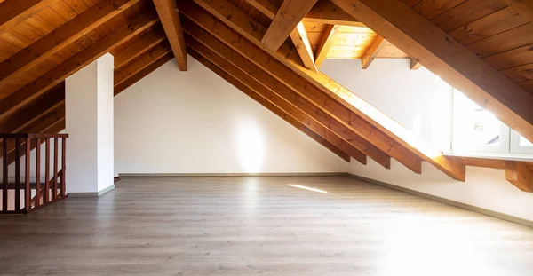 Luminoso Attico Con Travi Legno Parquet Nessuno Dentro — Foto Stock