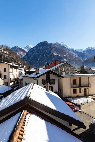 Tipik Bir Sviçre Köyü Ile Kar Kış Manzara Güneşli Kış — Stok fotoğraf