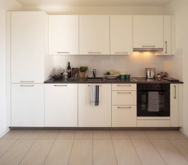 Beyaz modern mutfak ışıkları ile önden görünümü