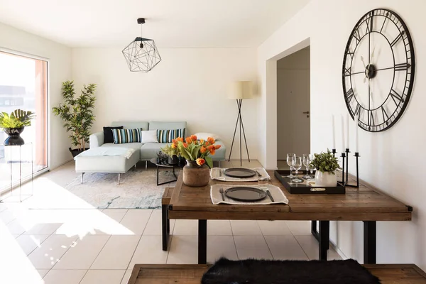 Moderne woonkamer met ontwerper sofa en koffietafel. — Stockfoto