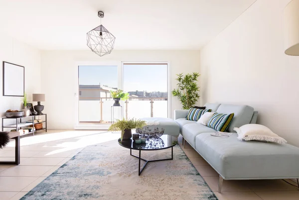 Современная гостиная с дизайнерским диваном и журнальным столиком — стоковое фото