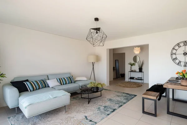 Moderne woonkamer met ontwerper sofa en koffietafel. — Stockfoto