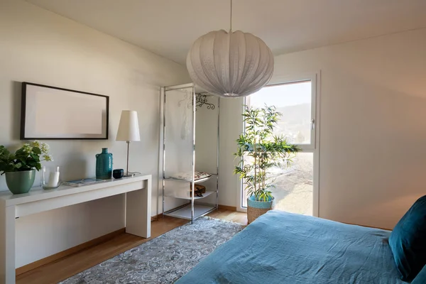 Elegante y minimalista dormitorio, cama con mantas azules y pillo —  Fotos de Stock