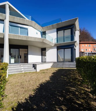 Bahçe ve çit ile dış villa