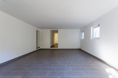 Kiler gri çini ve beyaz duvarlar