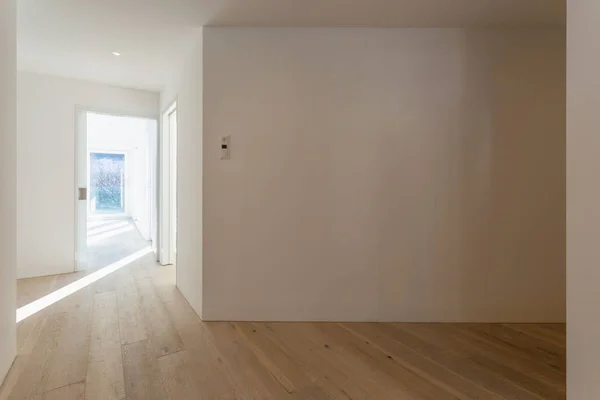 Белая пустая комната и окно с видом — стоковое фото