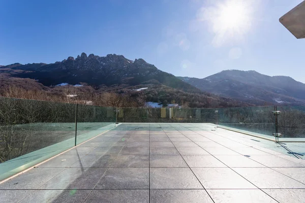 Terrazza fresca in una giornata di sole — Foto Stock