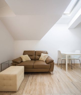 Küçük tavan arasında İsviçre. Güzel bir koltuk ile iç