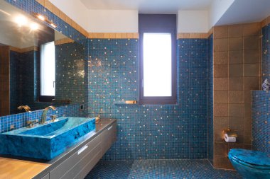 Mavi mozaik ve büyük ayna banyo
