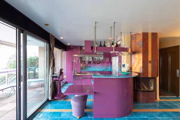 Moderni tyylikäs violetti ja sininen keittiö ylellisessä huoneistossa — kuvapankkivalokuva