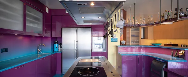 Nowoczesną elegancki fioletowy i niebieski kuchnię w luksusowym apartamencie — Zdjęcie stockowe