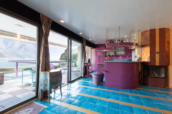 Modern zarif mor ve mavi mutfak bir lüks daire — Stok fotoğraf