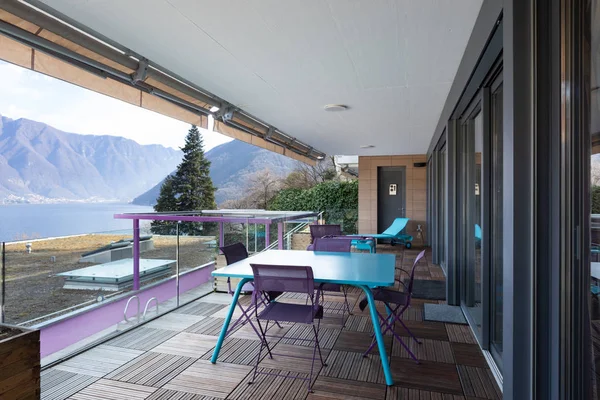 Grande terrasse avec mobilier et vue magnifique sur le lac — Photo