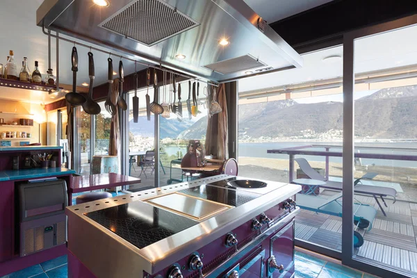 现代优雅的紫色和蓝色厨房在豪华公寓 — 图库照片