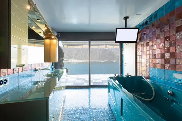 Cuarto de baño azul con jacuzzi y televisión —  Fotos de Stock