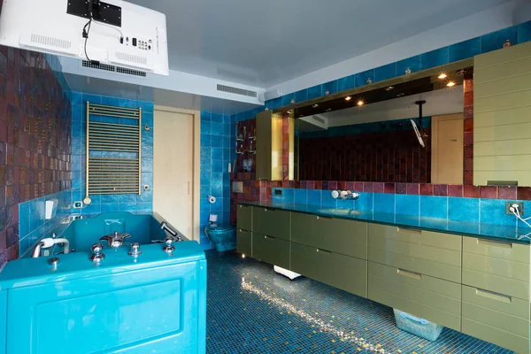 Cuarto de baño azul con jacuzzi y televisión — Foto de Stock