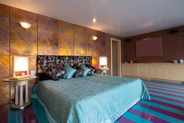 紫と青のストライプを持つ豪華なベッドルーム — ストック写真