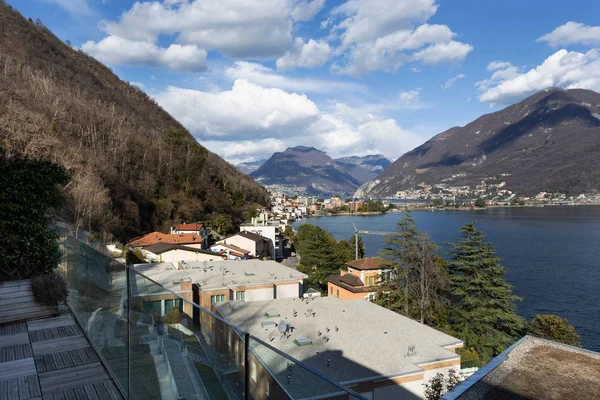 Paysage fantastique vu de la terrasse de l'appartement — Photo