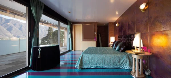 Шикарная спальня с фиолетовыми и синими полосами — стоковое фото
