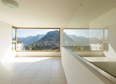 Boş bir odada pencere çok büyük..