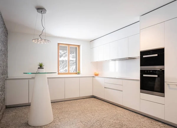 Interior de la cocina blanca moderna . — Foto de Stock
