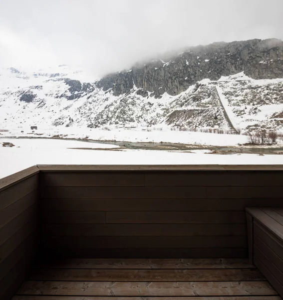 Ξύλινη βεράντα σε ένα χιονισμένο βουνό — Φωτογραφία Αρχείου